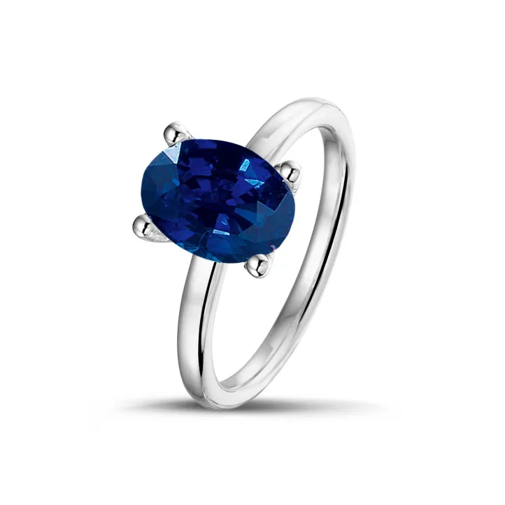 Anillo en oro blanco con zafiro ovalado 