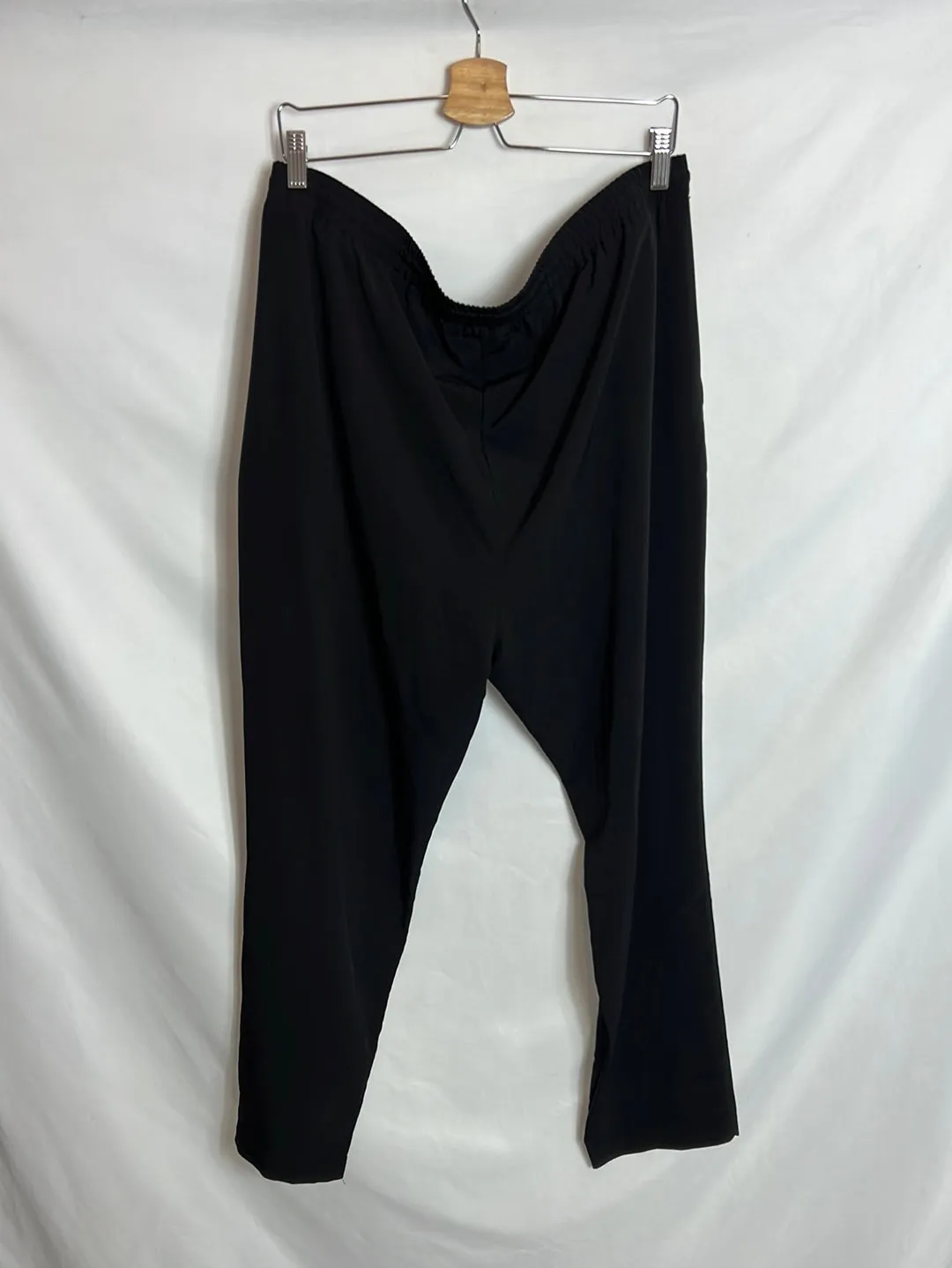 OTRAS. Pantalón fluido negro. T 48